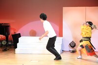 ばらまかれた小銭に気を取られている尾関の背後を取る溜口。