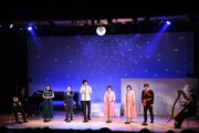 溜口が好きだった曲として「空も飛べるはず」を演奏する一同。