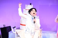 はがしたバミリを放り投げる溜口。