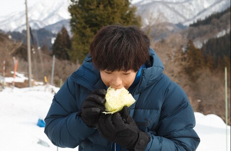 キャベツをかじるティモンディ前田。(c)日本テレビ