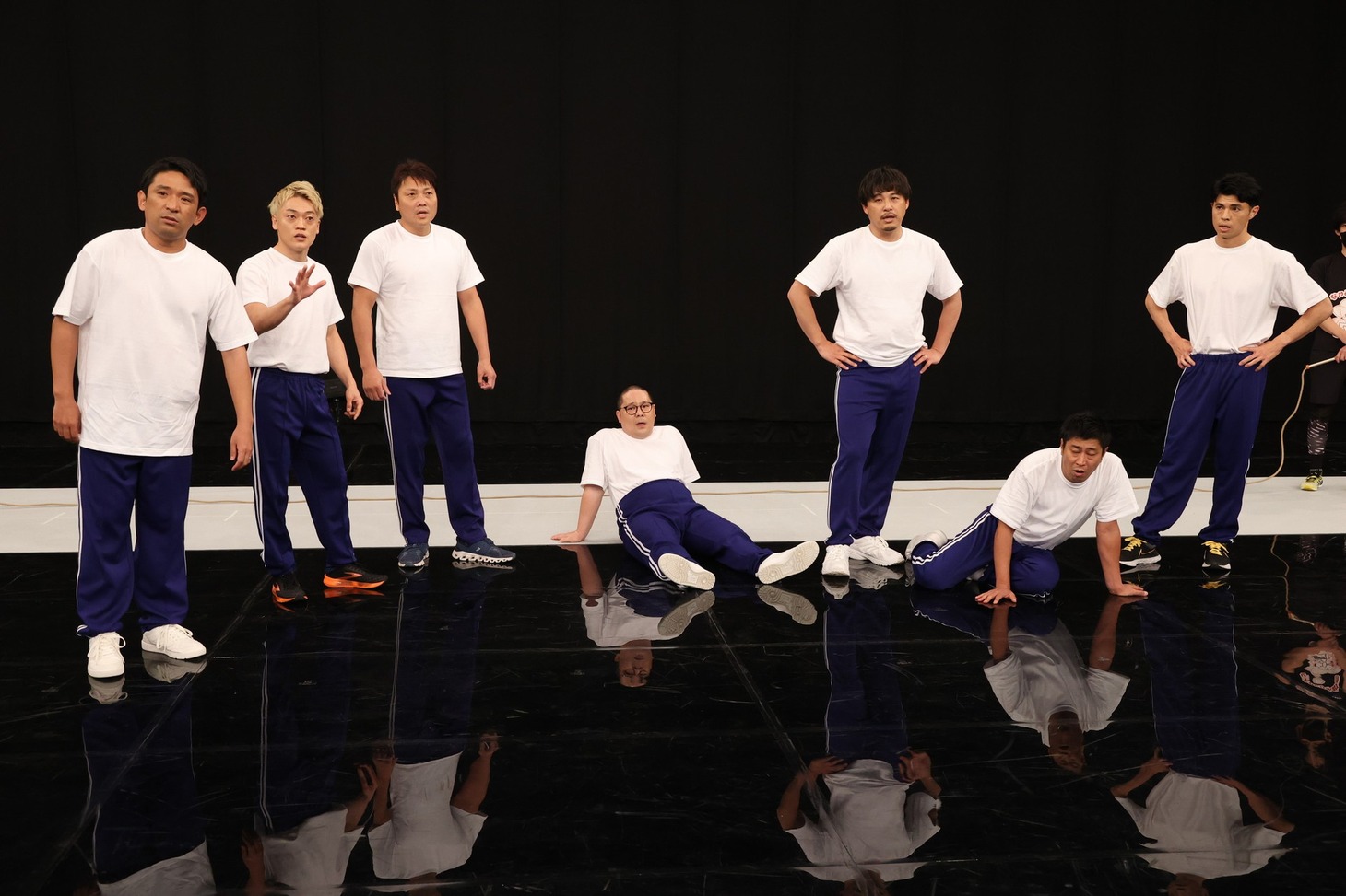 「大縄レンチャン」に挑む、千鳥軍の（左から）アルコ＆ピース酒井、おばたのお兄さん、サバンナ八木、ネルソンズ・和田まんじゅう、アルコ＆ピース平子、パンサー尾形、小島よしお。(c)フジテレビ