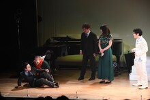 タッカーノを赤ちゃんだと思い込み、父性を発揮する塚本。