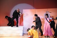 ミシンの糸で江里子の動きを止める塚本。