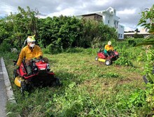 草を刈る平成ノブシコブシ。(c)テレビ東京