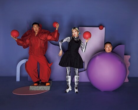 「NYLON JAPAN」2023年3月号に登場したチョコレートプラネットと坂美来乃。(c)NYLON JAPAN