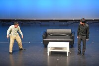 ネタを披露するさらば青春の光。