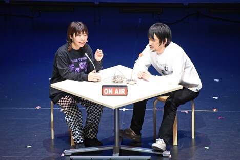 「シャッフルラジオ」に挑戦する（左から）Aマッソ加納、真空ジェシカ川北。