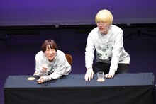 Aマッソ村上（左）を口説く真空ジェシカ・ガク（右）。