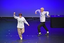 クラブで踊っているAマッソ村上（左）に近付く真空ジェシカ・ガク（右）。