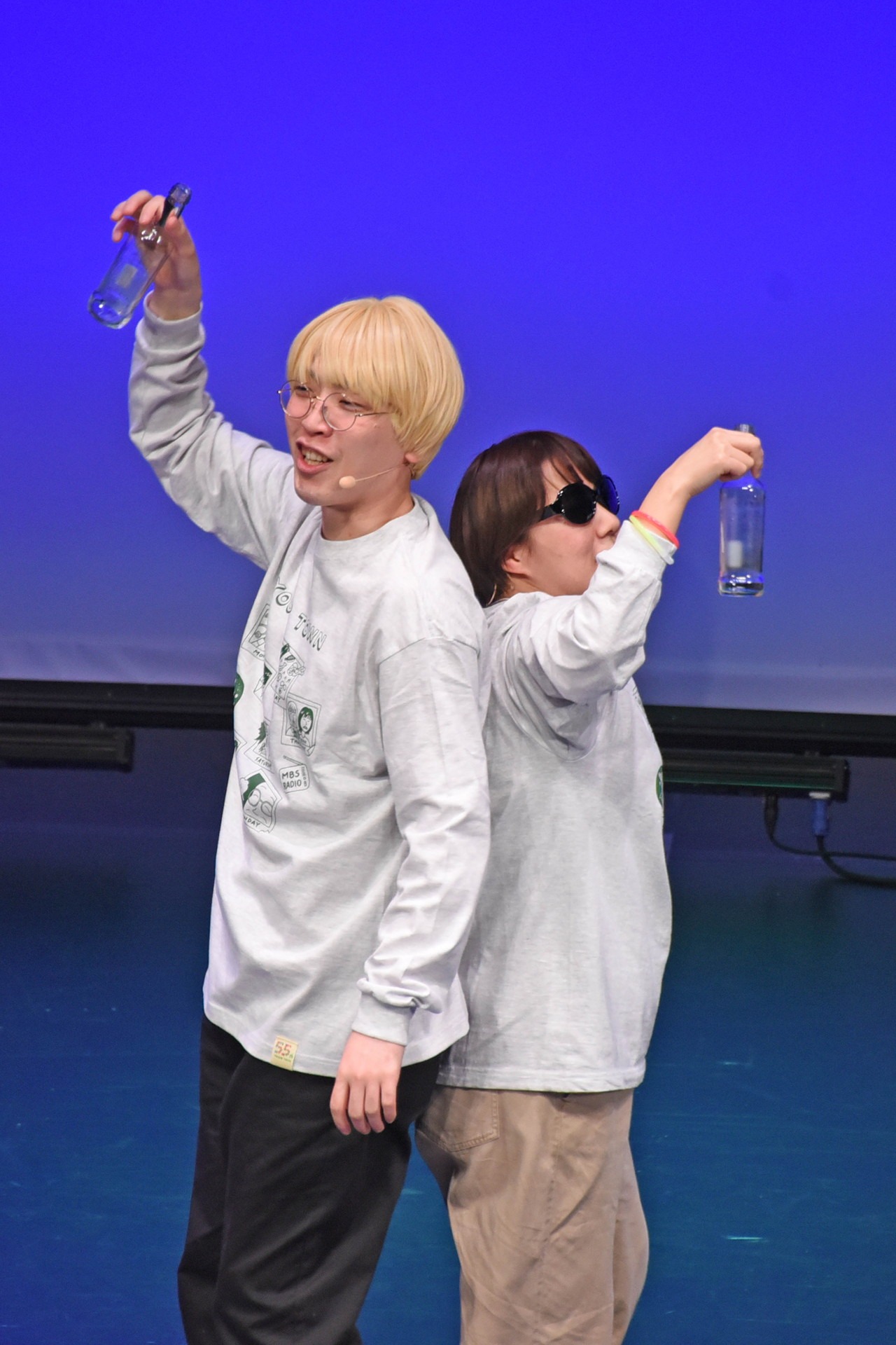 背中越しに語り合うAマッソ村上（右）と真空ジェシカ・ガク（左）。