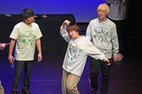 さらば青春の光・東ブクロと真空ジェシカ・ガクに見切りをつけ、1人で踊り始めるAマッソ村上（中央）。