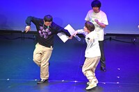 サンバを踊るさらば青春の光・森田（左）とAマッソ村上（右）。