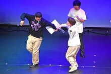 サンバを踊るさらば青春の光・森田（左）とAマッソ村上（右）。