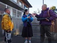 左から、ウド鈴木、本田望結、出川哲朗。(c)メ～テレ