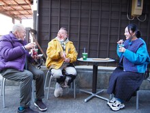 左から、ウド鈴木、出川哲朗、本田望結。(c)メ～テレ