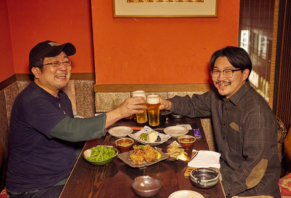 書籍「一旦書かせて頂きます」より（左から）山田ナビスコ、オズワルド伊藤。(c)KADOKAWA