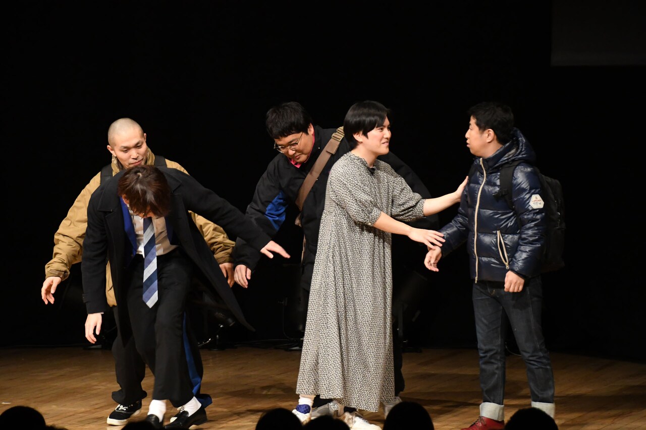 「つぶぞろい2023」より、予定の3倍の尺になったオープニングコントの様子。