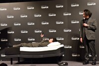 見取り図リリー（左）がテンピュールの電動リクライニングベッドを体験するワンシーン。