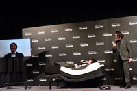 見取り図と、リモートの松井秀喜が掛け合いを繰り広げるワンシーン。