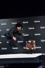 連続ジャンプする見取り図・盛山。