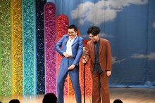 コントから早着替えだったため「社会の窓」を閉め忘れていたヤーレンズ楢原（左）。