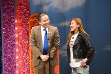 ゾフィー上田（左）と納言・薄幸（右）の漫才の様子。