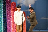 納言・安部（左）とゾフィー・サイトウ（右）の漫才の様子。