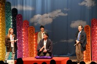 即興で30秒落語を披露するゾフィー・サイトウ。