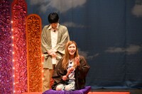 即興落語を披露する納言・薄幸。