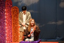 即興落語を披露する納言・薄幸。