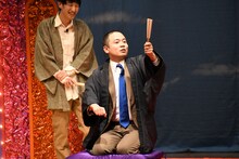 即興落語を披露するゾフィー上田。