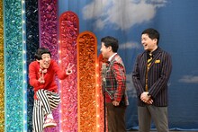 はしゃぐ牧野ステテコ（左）。