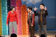 はしゃぐウエストランド河本（右）。