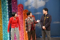 はしゃぐ河本を注意するウエストランド井口（中央）。