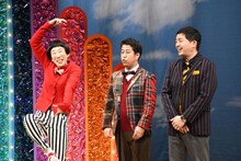 ウエストランドの漫才に混ざる牧野ステテコ（左）。