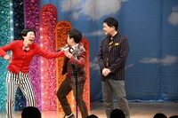 かもめんたる槙尾に託されたカレーギャグが書かれているメモを奪うウエストランド井口（中央）。