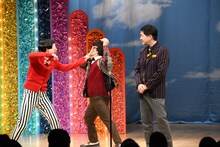 ギャグのメモを奪ったウエストランド井口（中央）。