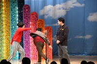 ギャグのメモを放り投げるウエストランド井口（中央）。