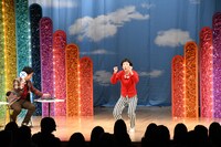 牧野ステテコが披露した、この場にふさわしくないギャグにすかさず×を出すウエストランド井口。