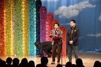 ウエストランドの漫才中に猫（牧野ステテコ）が紛れ込む。