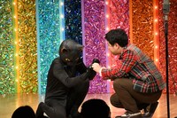 猫（牧野ステテコ）とじゃれ合うウエストランド井口。