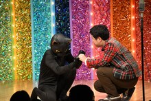 猫（牧野ステテコ）とじゃれ合うウエストランド井口。