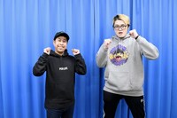 「バキ童ブルー」をバックに、左からウエストランド井口、飯塚大悟。