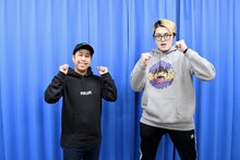 「バキ童ブルー」をバックに、左からウエストランド井口、飯塚大悟。