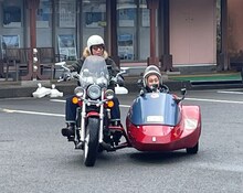 “相思相愛サイドカー山中湖旅”を展開する（左から）バイきんぐ小峠、錦鯉・長谷川。(c)TBS