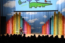 次のコーナーへの転換中、1人だけ袖にはける間がなくあとの2人の登場を待っているウエストランド井口。