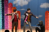 猫（牧野ステテコ）と遊んでやるウエストランド河本（右）と、最初は邪魔がっている井口（左）。