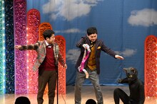 猫（牧野ステテコ）と遊んでやるウエストランド河本（右）と、最初は邪魔がっている井口（左）。