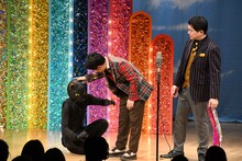 猫（牧野ステテコ）をなでるウエストランド井口（左）。