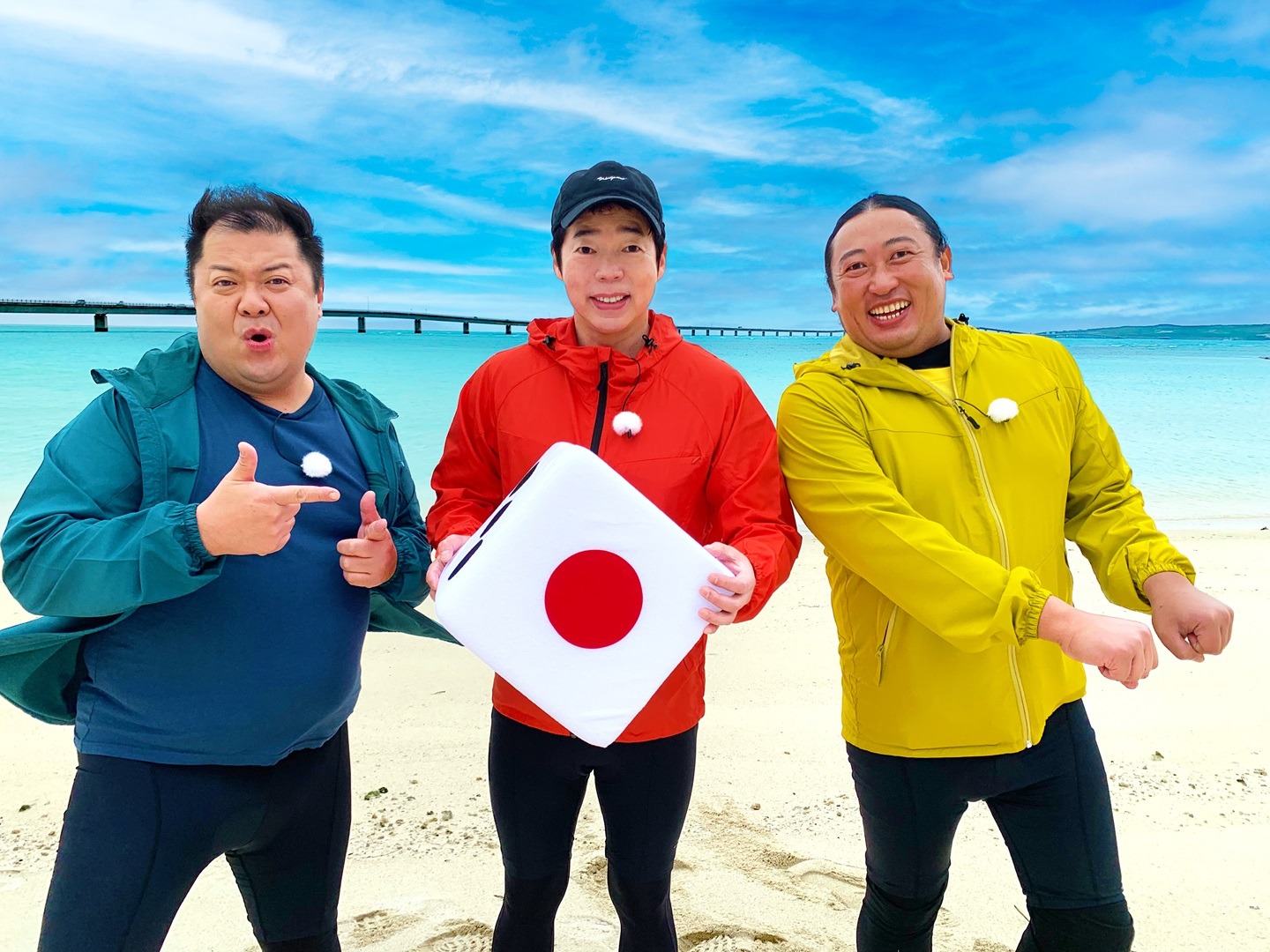 左からブラックマヨネーズ小杉、今田耕司、ロバート秋山。(c)FBS